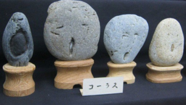 Koleksi batu di museum ini bentuknya seperti wajah manusia, keren!