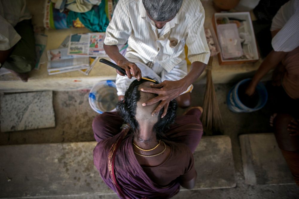 18 Foto wanita India rela gunduli kepala sebagai bentuk persembahan 