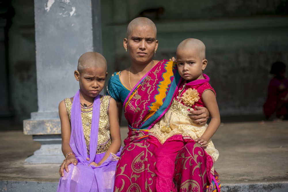 18 Foto  wanita India  rela gunduli kepala sebagai bentuk 