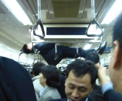 15 Kelakuan aneh orang Jepang ini pasti bikin kamu gagal nahan tawa