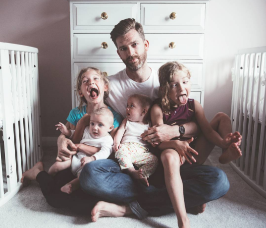 14 Foto keseruan ayah & keempat putrinya ini mendadak viral di medsos 