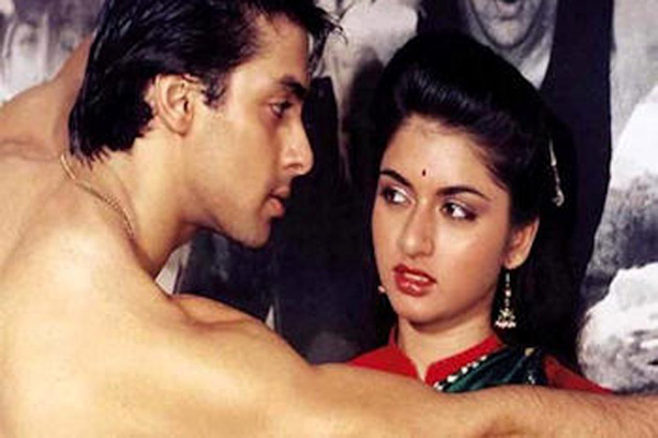 16 Aksi seleb Bollywood saat main di film pertamanya, ada idolamu?