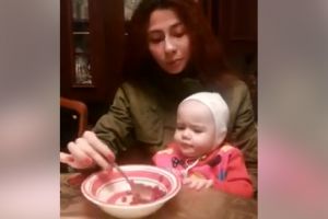 Aksi balita pengen ikut melahap makanan ibunya ini bikin tersenyum