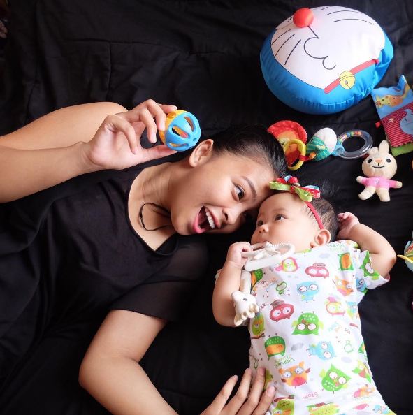 Jadi ibu baru, begini 10 potret merawat bayi ala rocker Tantri Kotak