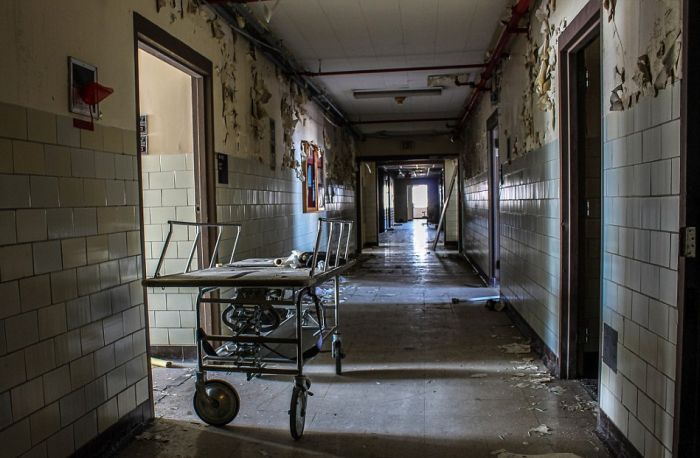 13 Foto penampakan rumah sakit yang terbengkalai ini bikin merinding