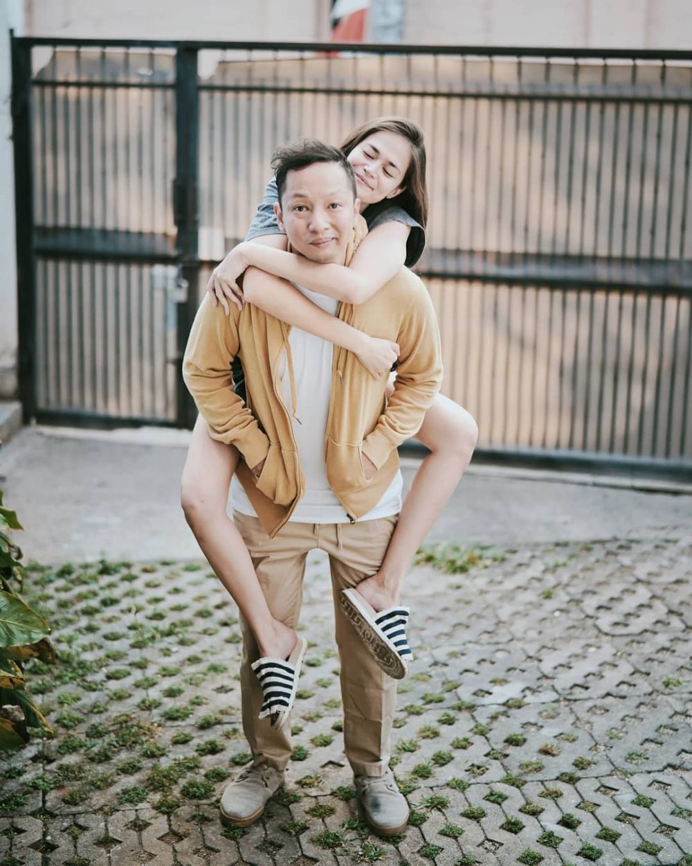 Sudah punya anak, 10 pasangan seleb ini masih terlihat seperti pacaran