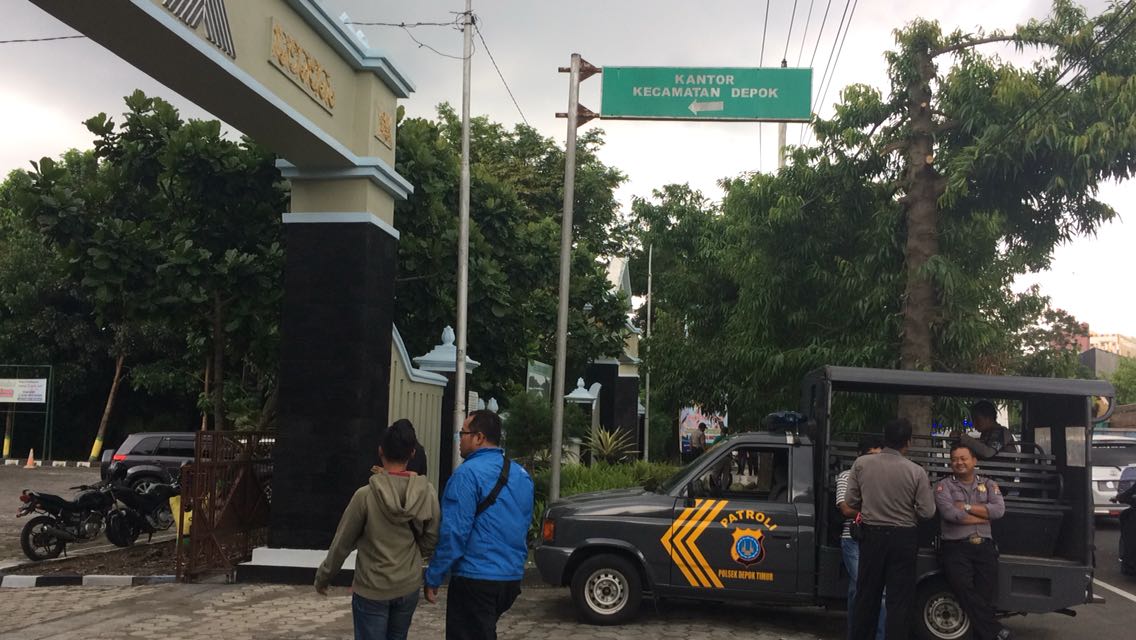 Benda diduga bom nyaris meledak di kantor Kecamatan Depok 