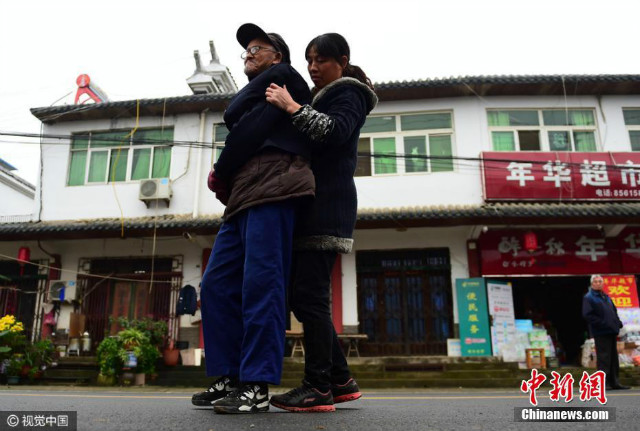 Putri berbakti jadi kaki untuk ayah 1-4 © 2016 brilio.net Putri berbakti jadi kaki untuk ayah 1-4 © 2016 brilio.net