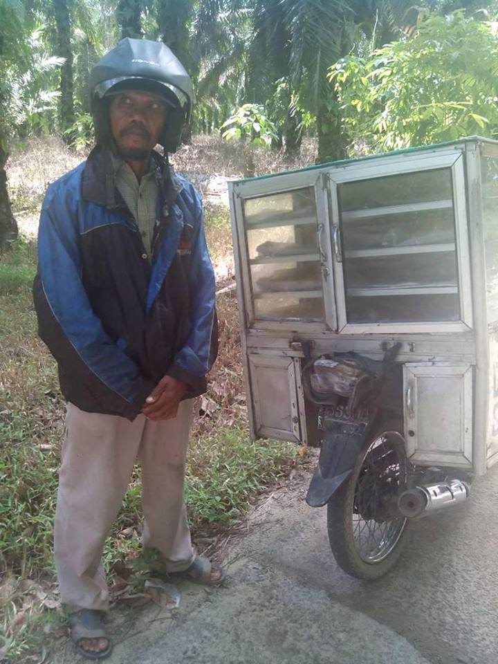 penjual roti keliling ini diperas oknum polisi © 2016 facebook/@Immanuel Purba
