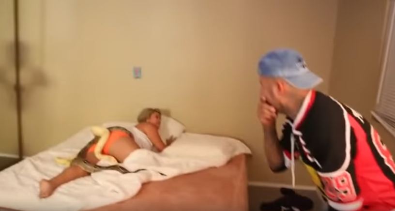 pria ini jahili kekasihnya dengan lempar dua ular piton © 2016 youtube pria ini jahili kekasihnya dengan lempar dua ular piton © 2016 youtube