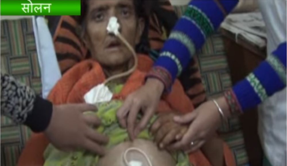 perempuan makan plastik © 2016 YouTube/PunjabKesari TV perempuan makan plastik © 2016 YouTube/PunjabKesari TV