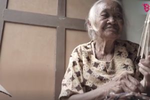Mbah Atemo, setia hingga usia senja berjualan mainan buatan sendiri