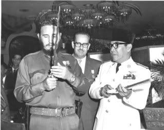 7 Foto kedekatan Fidel Castro dengan Soekarno, pernah dihadiahi keris