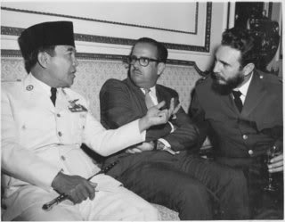 7 Foto kedekatan Fidel Castro dengan Soekarno, pernah dihadiahi keris