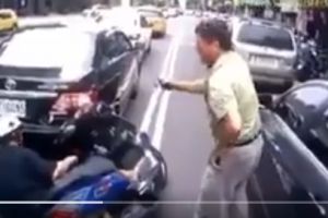 Momen apes pemotor dan sopir mobil di jalanan ini bikin tepuk jidat