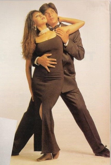 15 Foto kemesraan Shah Rukh Khan dengan istri, romantis & bikin baper