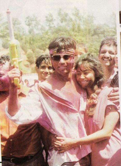 15 Foto kemesraan Shah Rukh Khan dengan istri, romantis & bikin baper