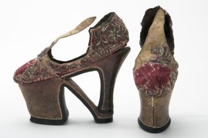 9 Sepatu unik dan fashionable ini pernah digunakan wanita di dunia