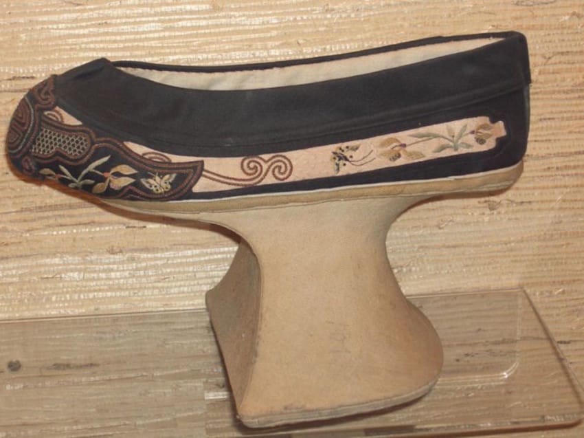 9 Sepatu unik ini pernah digunakan wanita di dunia © 2016 brilio.net 9 Sepatu unik ini pernah digunakan wanita di dunia © 2016 brilio.net