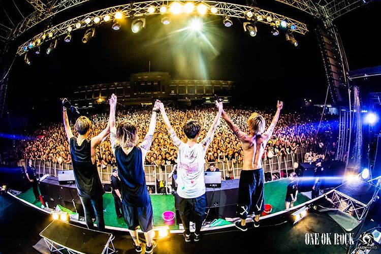 10 Potret aksi panggung One Ok Rock yang penuh sesak penonton