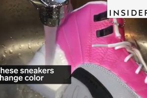 Sneakers ini keren banget, bisa ganti warna cuma dengan diguyur air