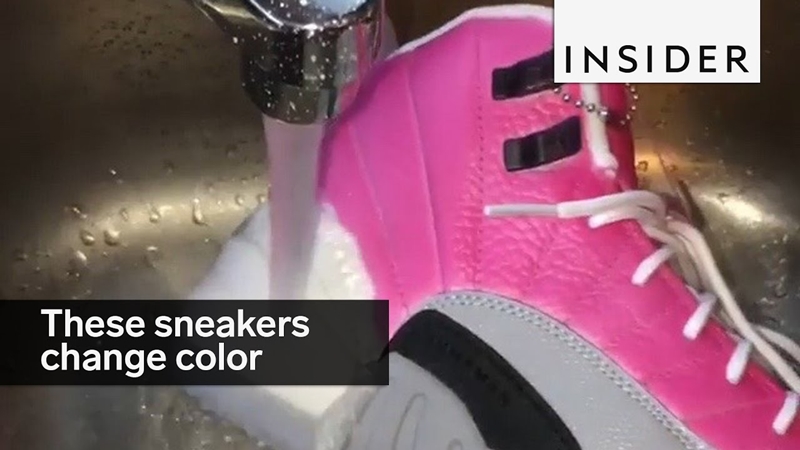 Sneakers ini keren banget, bisa ganti warna cuma dengan diguyur air