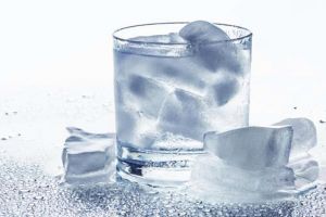 12 Fakta bahaya minum air dingin usai makan, kamu pasti sering kan?