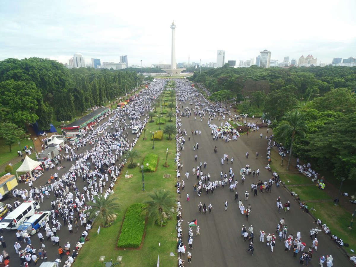 Massa aksi ‘Super Damai 212’ mulai padati Monas