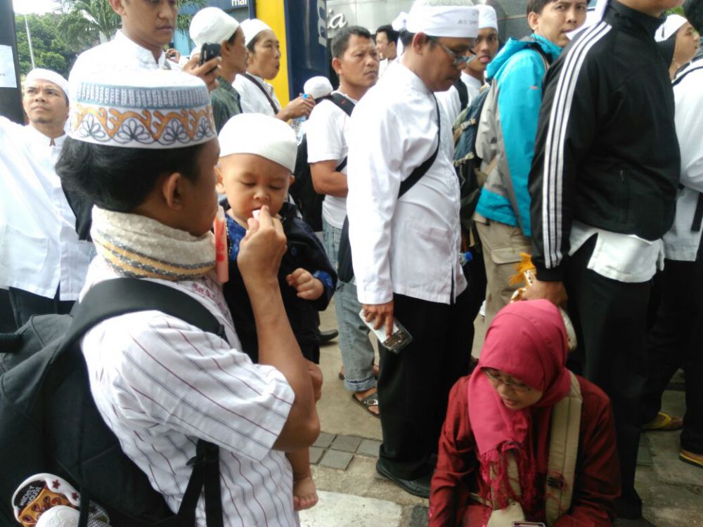 dari balita sampai orang tua ikut aksi super damai 212 © 2016 brilio.net