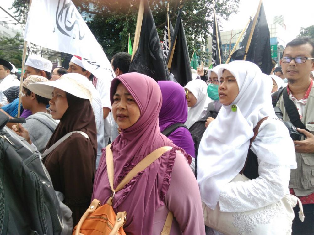 dari balita sampai orang tua ikut aksi super damai 212 © 2016 brilio.net