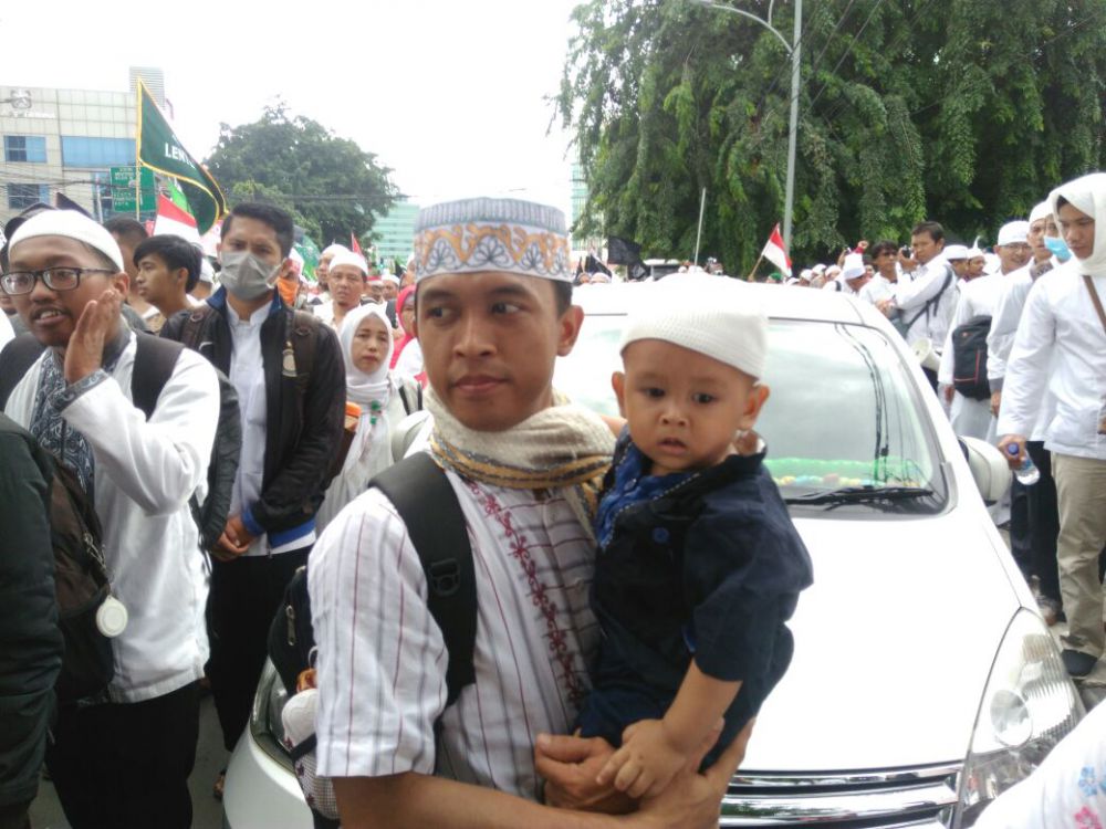 dari balita sampai orang tua ikut aksi super damai 212 © 2016 brilio.net