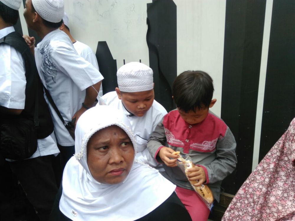 dari balita sampai orang tua ikut aksi super damai 212 © 2016 brilio.net