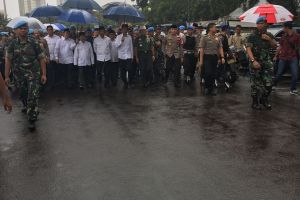 Hujan deras, Jokowi salat Jumat bareng peserta Aksi Damai 212 