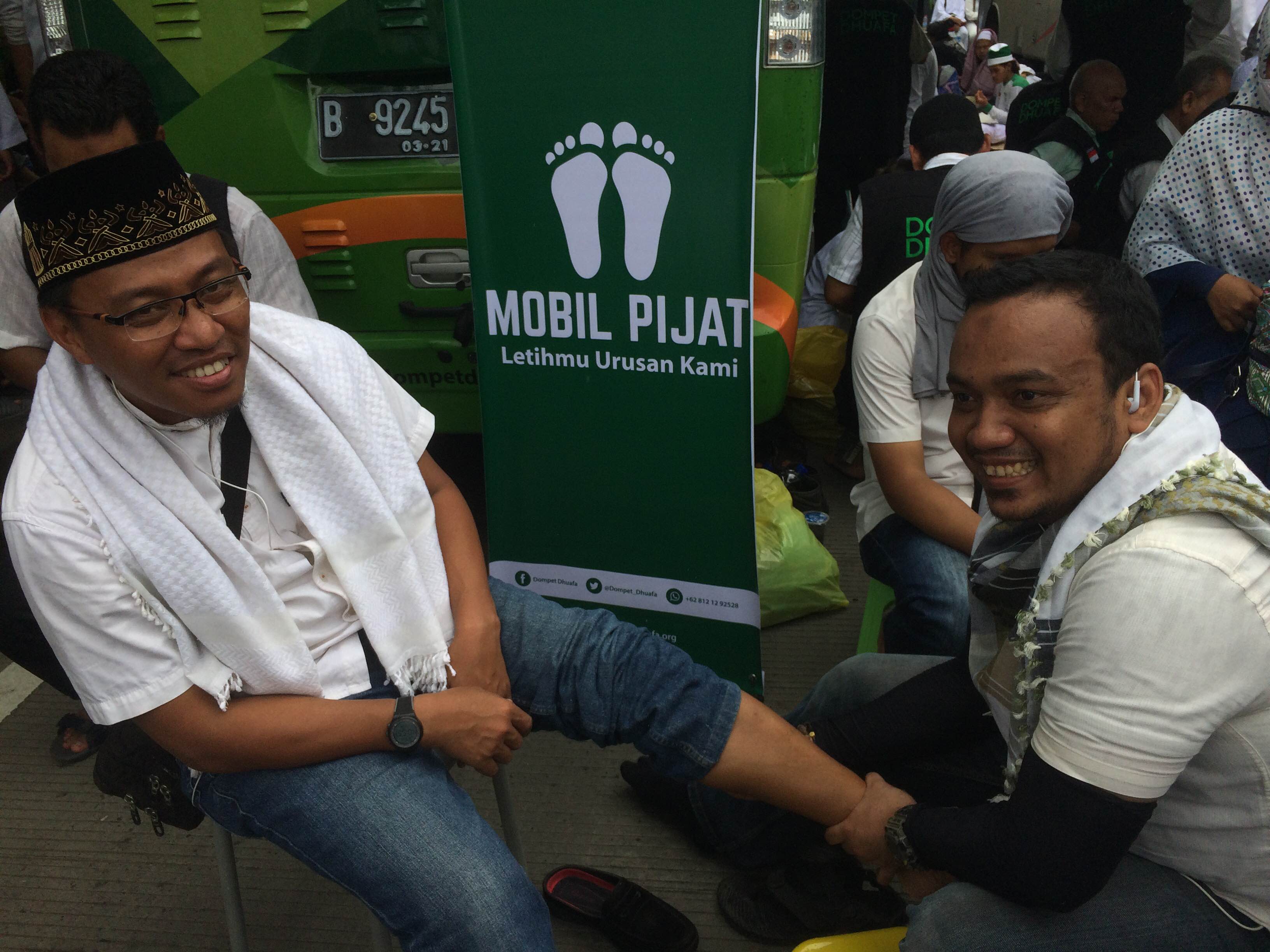 Ada layanan pijat refleksi gratis di aksi Super Damai 212