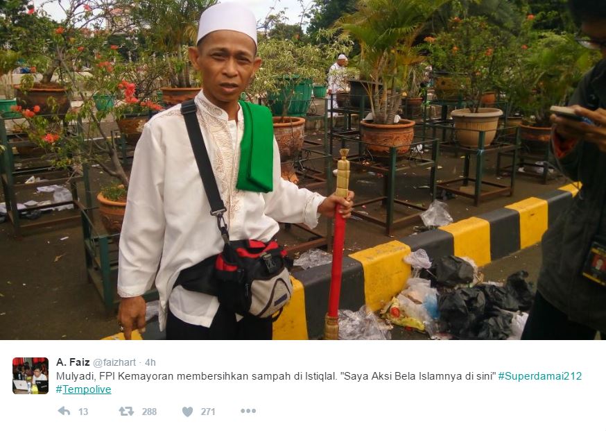 Jutaan massa ikut aksi 212, anggota FPI ini pilih bersihkan sampah 