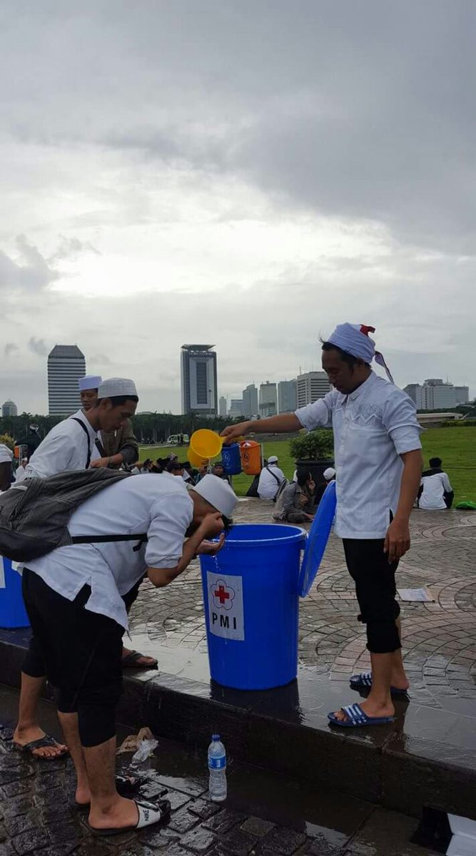 28 Truk air bersih diterjunkan untuk wudu peserta Aksi Damai 212