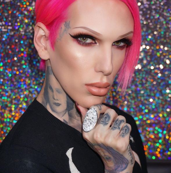 10 Foto nyentrik Jeffree Star, MUA 