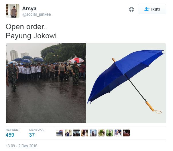 Setelah jaket bomber, payung biru Jokowi ini juga diminati netizen