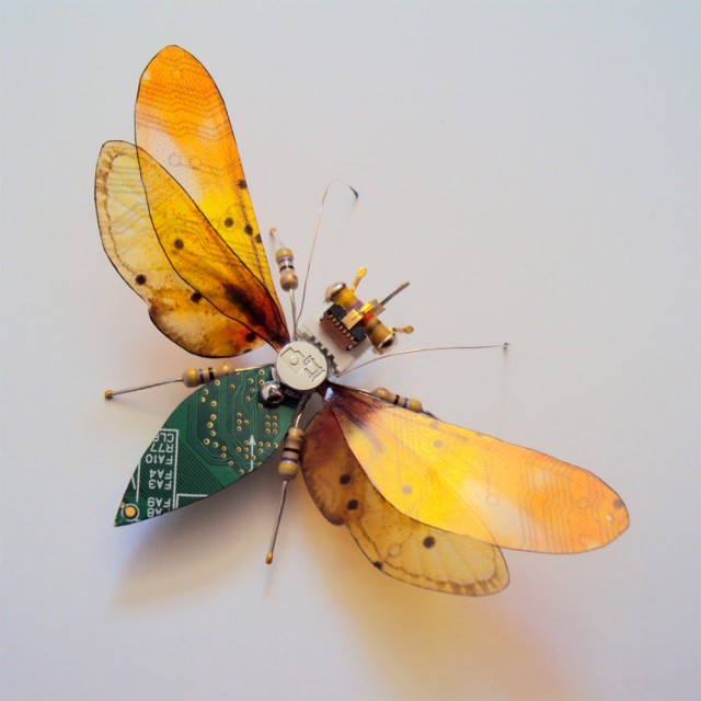 10 'Serangga' yang terbuat dari chip komputer usang ini bikin bengong