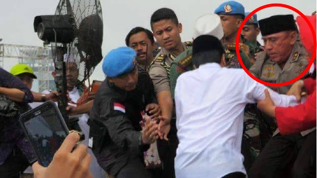 Jenderal Iwan Bule kawal Jokowi © 2016 berbagai sumber Jenderal Iwan Bule kawal Jokowi © 2016 berbagai sumber
