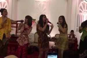 Jupe nyanyi bareng Depe, Jedar, dan Ayu Ting Ting, cie udah akur nih