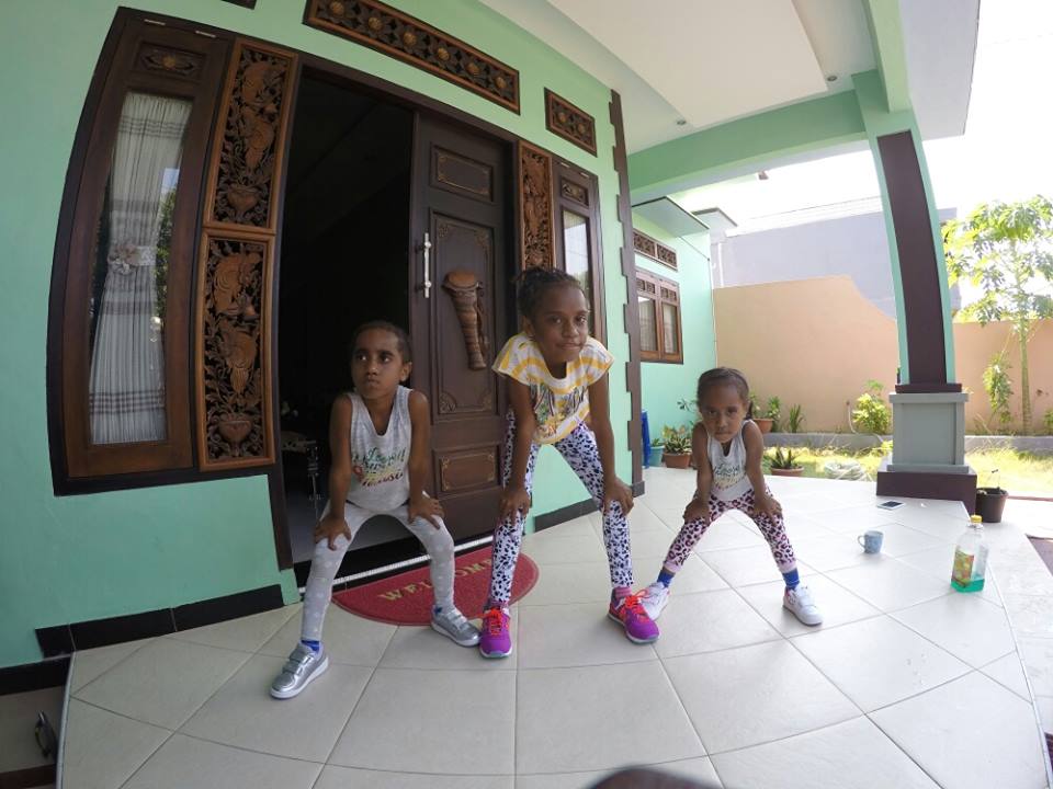 Boaz Solossa dan keluarga 1-10 © 2016 brilio.net