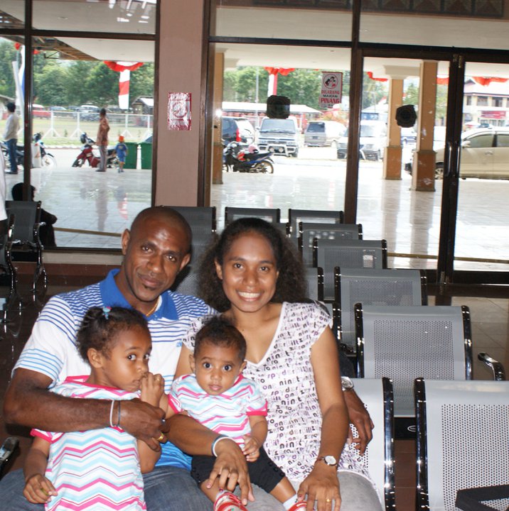 Boaz Solossa dan keluarga 1-10 © 2016 brilio.net