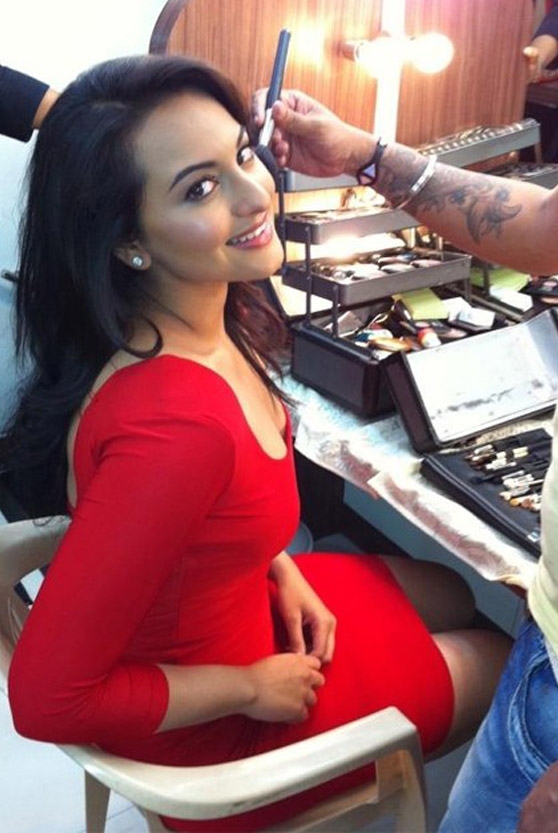 Foto 16 aktris Bollywood di ruang makeup, dandannya berapa lama ya?
