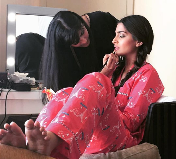 Foto 16 aktris Bollywood di ruang makeup, dandannya berapa lama ya?