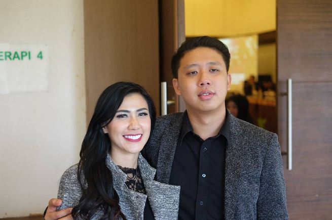 Seleb mendadak menikah 1-7 © 2016 brilio.net Seleb mendadak menikah 1-7 © 2016 brilio.net