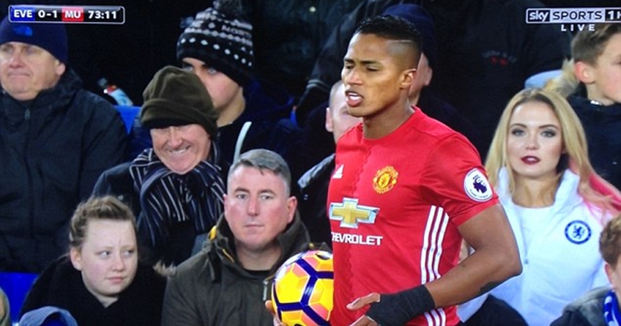 Ini sosok cewek misterius berjaket Chelsea di pertandingan Everton-MU