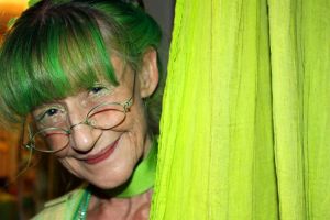 Nenek ini pakai serba hijau dari kepala sampai kaki selama 20 tahun