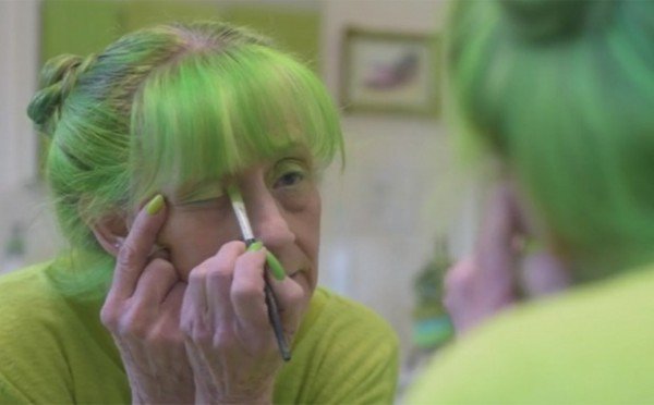 Nenek ini pakai serba hijau dari kepala sampai kaki selama 20 tahun