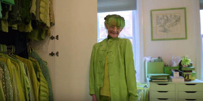Nenek ini pakai serba hijau dari kepala sampai kaki selama 20 tahun